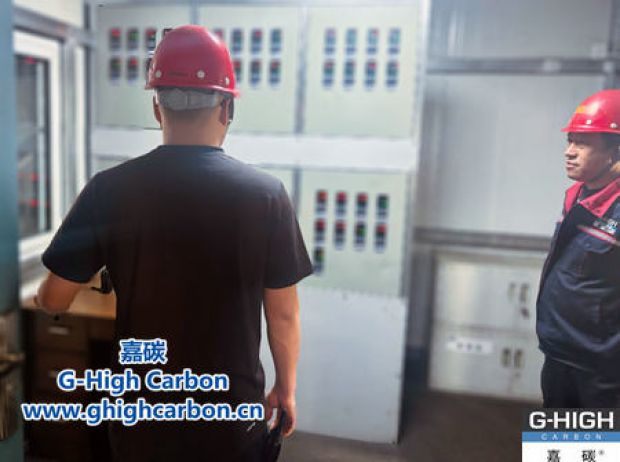 現(xiàn)場(chǎng)負(fù)責(zé)人嚴(yán)謹(jǐn)把關(guān)，確保生產(chǎn)高效安全