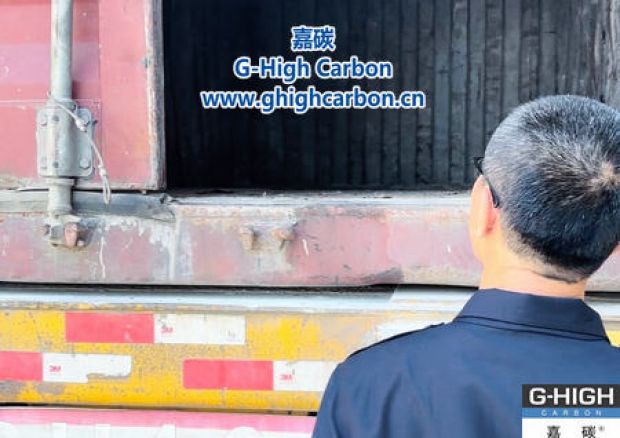 嘉碳裝車人員嚴(yán)格把關(guān)，確保車輛安全入廠