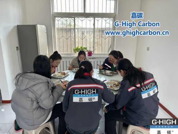 深秋暖陽下，鐵鍋燉傳遞溫情與力量